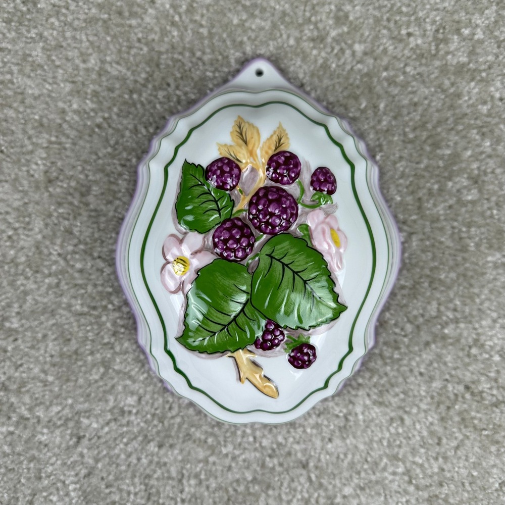 Le Cordon Bleu Franklin Mint 1986 Blackberry Ceramic Jello Mold Wall Decor